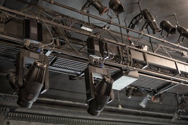 Tiyatro sahnesinin teknik ışıkları..