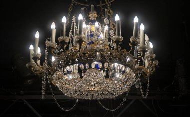 Tiyatro sahnesinin teknik ışıkları..