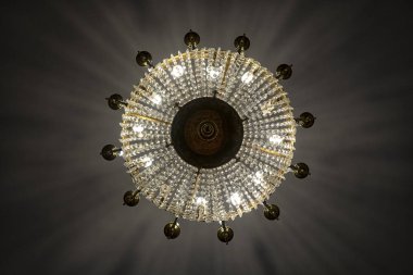 Tiyatro sahnesinin teknik ışıkları..