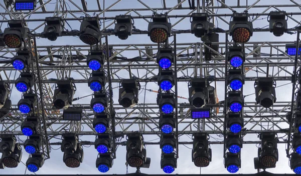 Belos raios de luz brilhantes em um palco antes do concerto . — Fotografia de Stock