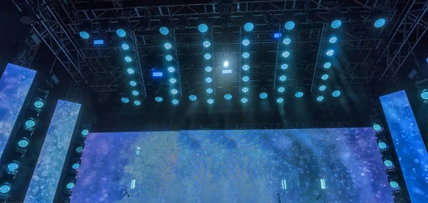Strahlend schöne Lichtstrahlen auf einer Bühne vor dem Konzert. — Stockfoto