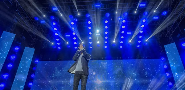 Bright beautiful rays of light on an stage before the concert. — Stockfoto