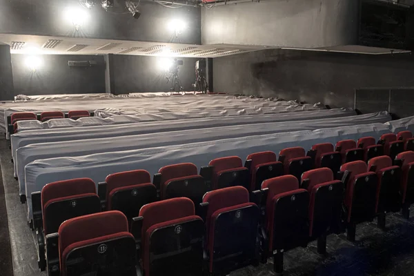 극장의 무대에 있는 기술적 조명들. — 스톡 사진