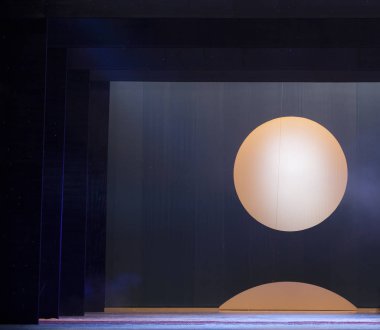 Tiyatro, salondan sahneye manzara.