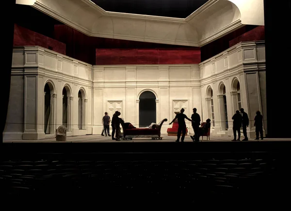 Theater, Blick vom Saal auf die Bühne. — Stockfoto