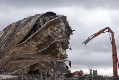 Yeni inşaat için özel bir hidrolik kazıcı-destroyer kullanılarak yıkılacak. Bina yapılarının tamamen mekanize edilmiş yıkımı. İnşaat alanı kavramı