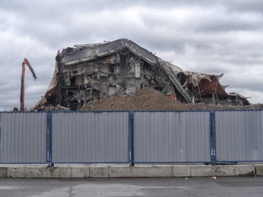Yeni inşaat için özel bir hidrolik kazıcı-destroyer kullanılarak yıkılacak. Bina yapılarının tamamen mekanize edilmiş yıkımı. İnşaat alanı kavramı
