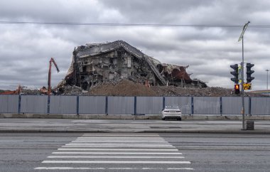 Yeni inşaat için özel bir hidrolik kazıcı-destroyer kullanılarak yıkılacak. Bina yapılarının tamamen mekanize edilmiş yıkımı. İnşaat alanı kavramı