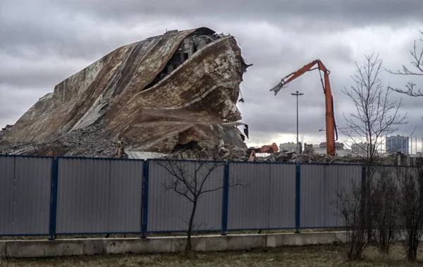 Demolición Para Nueva Construcción Utilizando Una Excavadora Destructora Hidráulica Especial — Foto de Stock