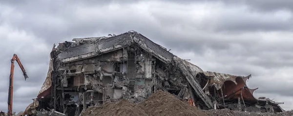 Yeni Inşaat Için Özel Bir Hidrolik Kazıcı Destroyer Kullanılarak Yıkılacak — Stok fotoğraf