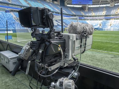 Futbol maçında televizyon. Profesyonel dijital video kamera.