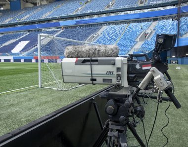 Futbol maçında televizyon. Profesyonel dijital video kamera.