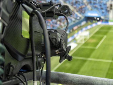 Futbol maçında televizyon. Profesyonel dijital video kamera.