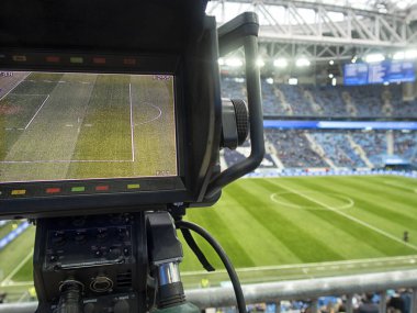 Futbol maçında televizyon. Profesyonel dijital video kamera.