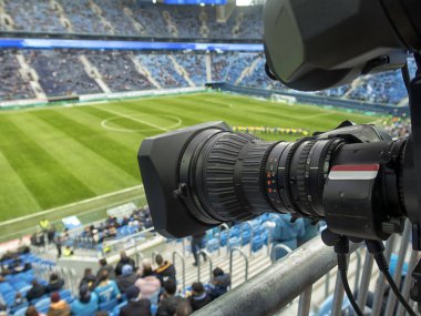 Futbol maçında televizyon. Profesyonel dijital video kamera.