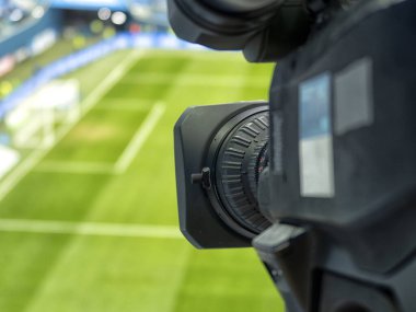 Futbol maçında televizyon. Profesyonel dijital video kamera.