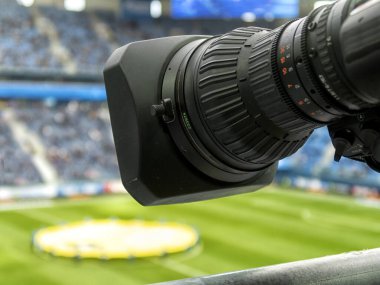 Futbol maçında televizyon. Profesyonel dijital video kamera.
