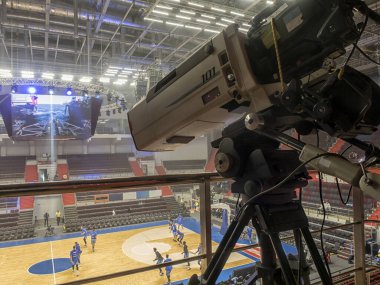 Basketbol televizyon kamerası. Profesyonel dijital kamera. 4k video kameralar için aksesuarlar.