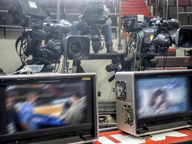 Basketbol televizyon kamerası. Profesyonel dijital kamera. 4k video kameralar için aksesuarlar.