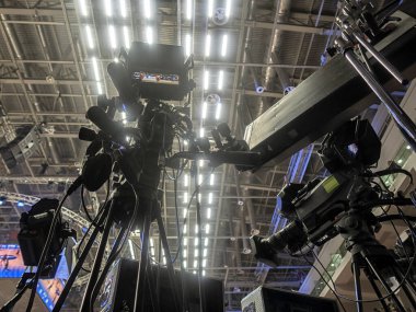 Basketbol televizyon kamerası. Profesyonel dijital kamera. 4k video kameralar için aksesuarlar.