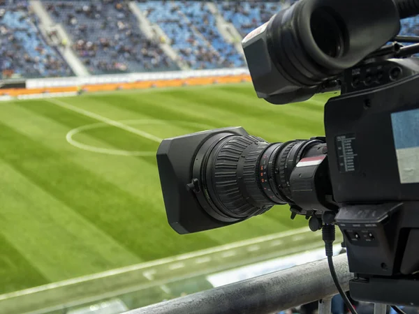 Televize na fotbale. Profesionální digitální videokamera. — Stock fotografie