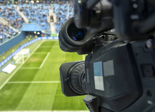 TV a fociban. Professzionális digitális videokamera. — Stock Fotó