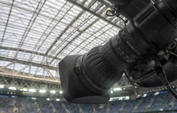 TV på fotbollen. Professionell digital videokamera. — Stockfoto