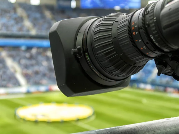 TV en el fútbol. Cámara de vídeo digital profesional. —  Fotos de Stock