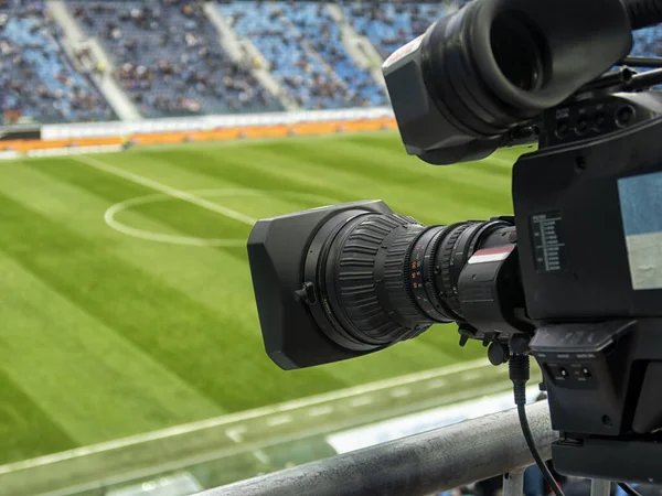 La TV al calcio. Videocamera digitale professionale. Immagine Stock