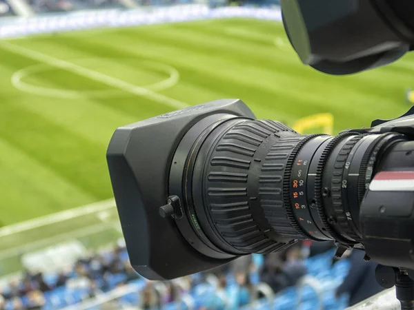 La TV al calcio. Videocamera digitale professionale. Immagini Stock Royalty Free