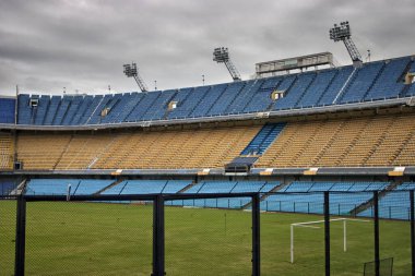 Bir futbol stadyumunun fotoğrafı. Maçtan önce futbol stadyumu.