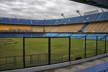 Bir futbol stadyumunun fotoğrafı. Maçtan önce futbol stadyumu.