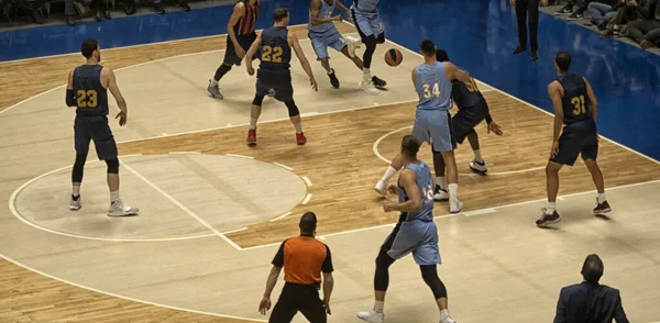 Jogadores Basquete Grande Arena Profissional Durante Jogo Jogadores Lutam Pela — Fotografia de Stock