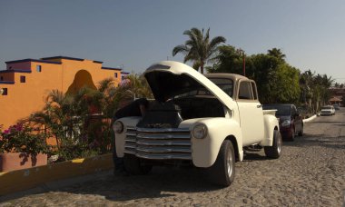 Yirminci yüzyılın başından ortalarına kadar eski ve antika otomobiller.