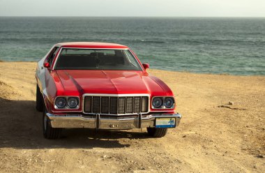 Yirminci yüzyılın başından ortalarına kadar eski ve antika otomobiller.