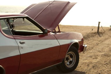 Yirminci yüzyılın başından ortalarına kadar eski ve antika otomobiller.