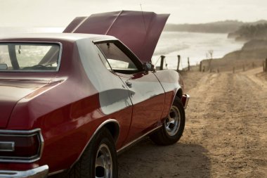 Yirminci yüzyılın başından ortalarına kadar eski ve antika otomobiller.