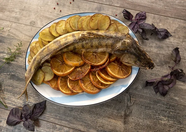 Delicioso Pescado Asado Con Rodajas Naranja Especias Romero Fresco Bandeja —  Fotos de Stock