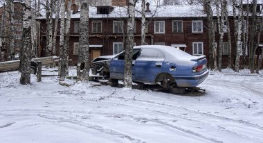 Bir Rus yolunda araba sürüyorum. Bir yolu ve arabası olan kırsal bir yer. Otomatik yükle.