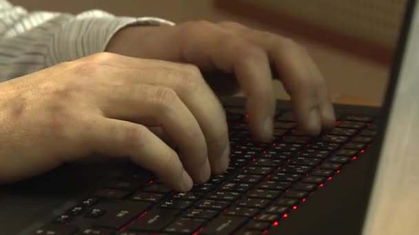 ノートパソコンのキーボードにテキストを入力する手 ノートパソコンのキーボードに入力する男の手 — ストック動画