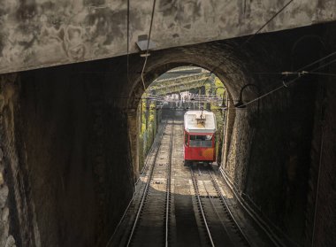 Bergamo 'da teleferik. Vagon penceresinden görüntü.