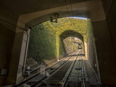 Bergamo 'da teleferik. Vagon penceresinden görüntü.