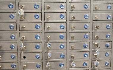 Metal kutular. Malzeme depolama kutuları. Nakliye konteynırı. Malların güvenli bir şekilde taşınması. Metal kapları aç.