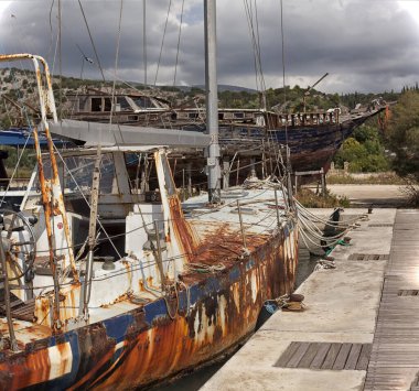 Eski, paslı gemi kıyıda onarımları bekliyor..