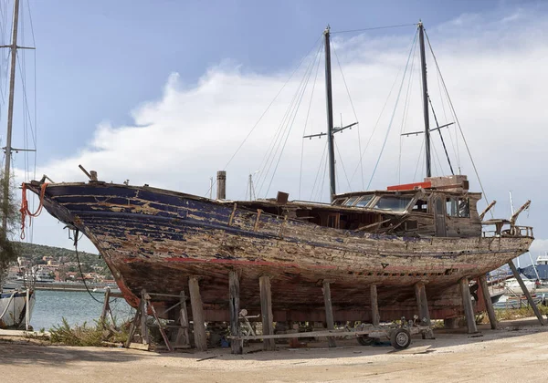 Stary Zardzewiały Statek Czeka Naprawy Brzegu — Zdjęcie stockowe