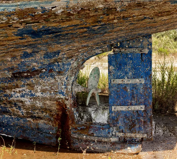 Viejo Oxidado Barco Esperando Reparaciones Orilla —  Fotos de Stock
