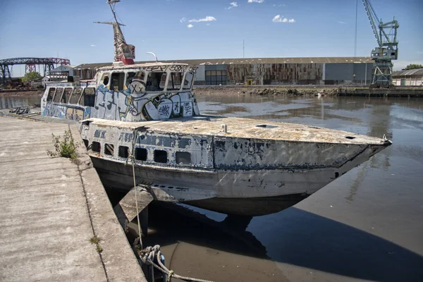 老旧生锈的船在岸上等着修理 — 图库照片