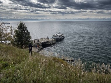 Baykal Gölü. Gemiler gece kalmak ve balık tutmak için güzel, sessiz bir körfeze gelirler..