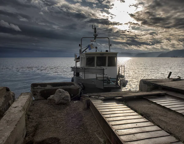 바이칼 배들이 아름다운 만으로 하룻밤묵으면서 고기를 잡는다 — 스톡 사진
