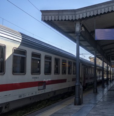 Demiryolu taşımacılığı. Seyahat ve macera için turist geçmişi.